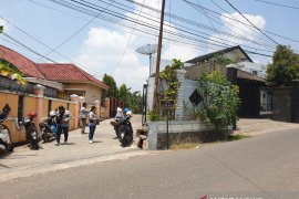 Penjaga larang wartawan memotret rumah bupati terjaring OTT