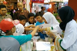 Pengunjung pameran bisa bermain sains di stand Adaro