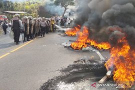 Tolak penggusuran, warga Puncak bakar ban