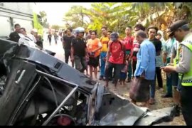Dua orang tewas saat mobil pikap hantam truk di Sidoarjo