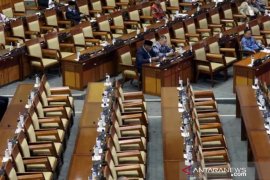 Paripurna  DPR setujui revisi UU MD3 dan KPK