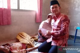 Bupati Bangka salurkan bantuan program "Semari" kepada warga