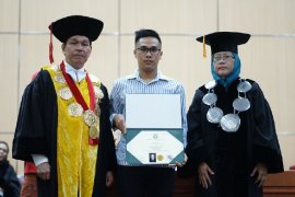 Rektor USU serahkan ijazah kepada keluarga mahasiswa yang meninggal di Aceh Selatan