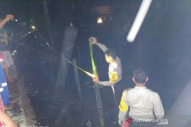 Akibat lalai membakar sampah dua rumah terbakar