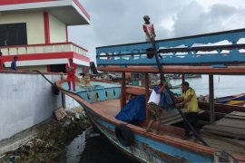 Menantang ombak antarkan BBM satu harga