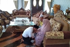 Sungkem ke orang tua, anggota DPRD Banjarmasin diminta jangan korupsi