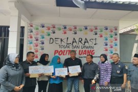 Bawaslu menyerahkan santunan kecelakaan kerja anggota Panwas di Sleman