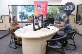 Bupati baca berita di RRI Pro 1 Banjarmasin