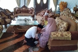 Cium kaki ibu, Yamin diminta jangan korupsi oleh sang ayah