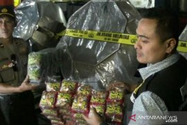 Polrestabes Surabaya gerebek pabrik makanan ringan ilegal