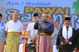 Presiden Dunia Melayu Dunia Islam Terpukau Festival Sarungan