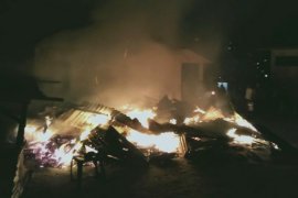 Diduga arus pendek, kantin SMA Negeri Parapat terbakar