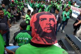 Pendapatan tukang ojek online menurun saat bencana kabut asap