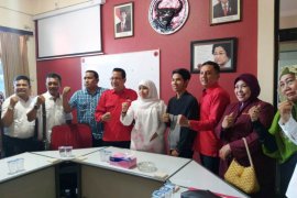 Kader Muslimat ambil formulir pendaftaran bacawali Surabaya di PDIP