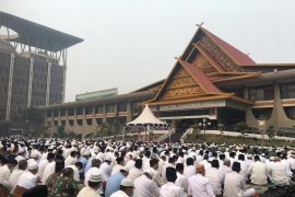 Karhutla Riau - VIDEO - Asap semakin parah, ribuan warga Riau salat minta hujan