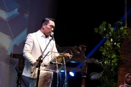 Warga Jawa Barat pasang bendera setengah tiang untuk Habibie