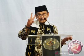 Pewarta foto pingsan saat meliput pemindahan jenazah BJ Habibie