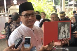 Habibie wafat - PT POS serahkan perangko perjalanan cinta Habibie-Ainun