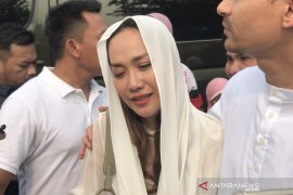 BCL teteskan air mata lepas kepergiaan "eyang" Habibie