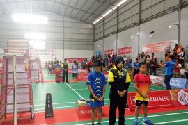 Atlet-atlet bulu tangkis di Makassar mengheningkan cipta untuk BJ Habibie