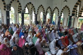 Siswa MA Muhammadiyah  shalat ghaib untuk Habibie