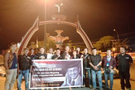 Wartawan Kolaka Nyalakan Seribu Lilin Mengenang Tokoh Kebebasan Pers