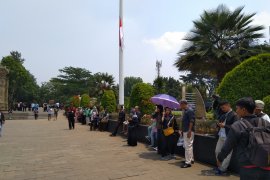 BJ Habibie Wafat - Panas terik warga tetap menyaksikan pemakaman