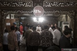 Jamaah dan petugas haji shalat gaib di Madinah untuk BJ Habibie