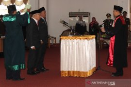 Muchran Bahran dan Husnan resmi dilantik menjadi Anggota DPRD HSS