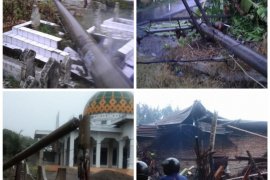 Angin kencang landa Langkat, lima tiang listrik tumbang