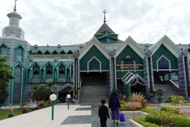 Almarkaz Al Islami gelar shalat ghaib untuk Habibie usai shalat Jumat