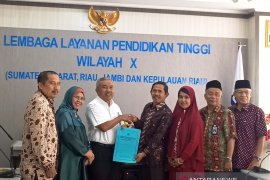 LL Dikti wilayah X serahkan SK, STIKes Fort de Kock menjadi Universitas Fort de Kock