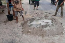 Sering kecalakaan, warga Desa Aek Batu swadaya perbaiki jalan rusak