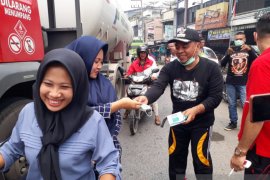 Pemkab Labuhanbatu bagikan masker antisipasi ISPA akibat polusi asap