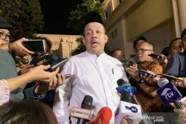 Penyerahan mandat pimpinan KPK disikapi sederhana, kata Fahri