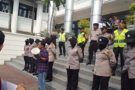 Puluhan orang datangi DPRD Sumbar desak pemerintah sahkan revisi UU KPK