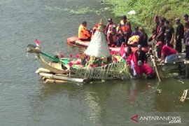 Warga Nambangan Madiun gelar ritual bersih desa, tumpeng raksasa dilarung