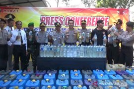 Pengiriman ribuan liter minuman keras digagalkan