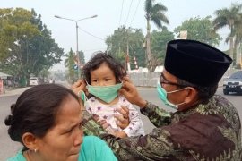 Karhutla Riau - Bupati Kuansing turun ke jalan bagi masker bagi masker