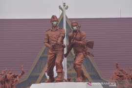 Patung Tugu Api pun dipasangi masker saat pekatnya kabut asap