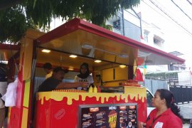 Ayo coba sensasi Food Truck di Padang sambil mejeng (Video)