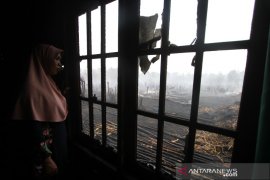 Kebakaran Lahan Gambut Mengenai Rumah Warga