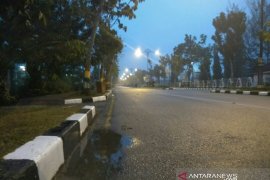 Karhutla Riau - Kabut asap masih terlihat meski Siak diguyur hujan