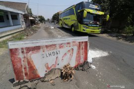 Jalan perbatasan Kediri-Blitar rusak
