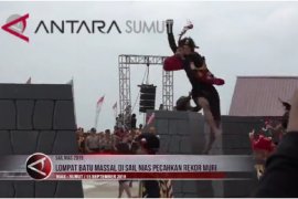 Lompat batu massal di Sail Nias pecahkan rekor Muri (video)
