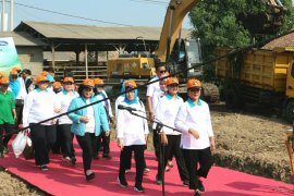 Ibu Negara Iriana Jokowi ajak warga pungut sampah