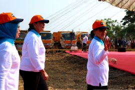 Iriana Jokowi berkelakar cari menantu untuk Kaesang saat memberi kuis kepada siswi SMA