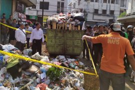 Bayi terbungkus kain ditemukan di tempat sampah