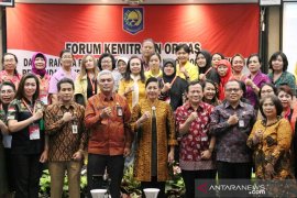 Putri Koster minta wanita Bali maknai filosofi sapu lidi