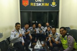 Polisi "nemplok" di kap mesin mobil yang viral mengaku hanya menjalankan tugas
